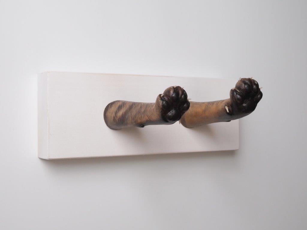 矢吹多歌子「断固拒否」2022年、26×14.5×9cm、木質粘土、ｱｸﾘﾙ絵具、木材、樹脂