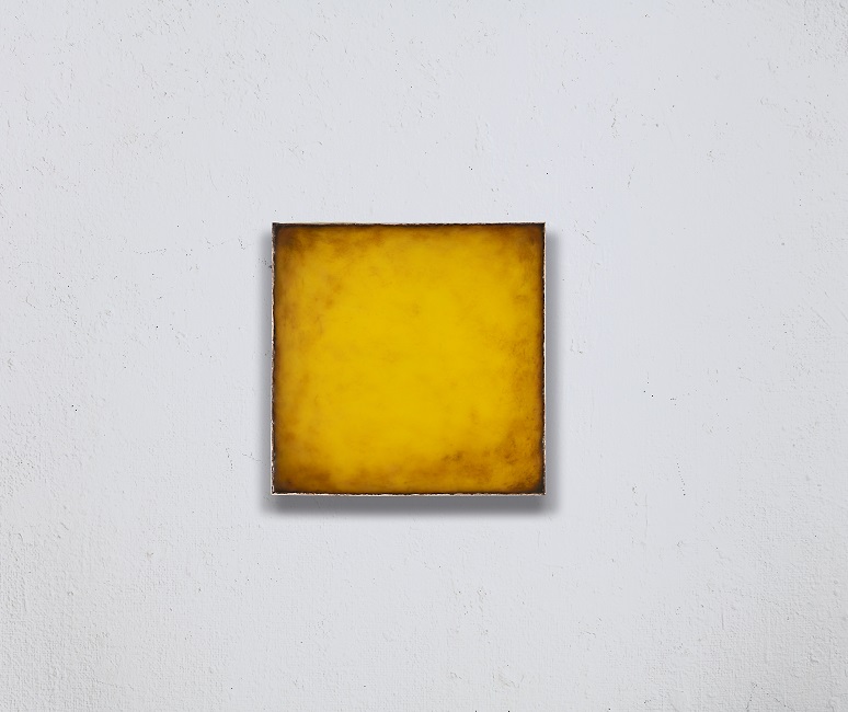 松浦延年「Yellow 564」2022年、30×30cm、アクリル、油彩、レジン